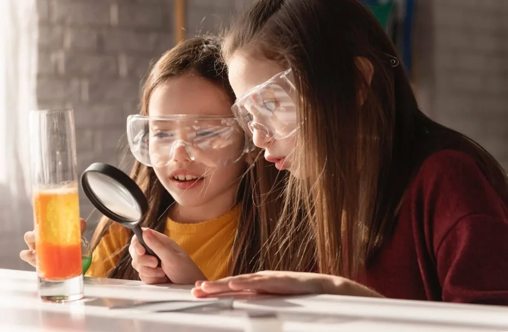 Діти на уроці в Атмосферній школі працюють над STEM-проєктом