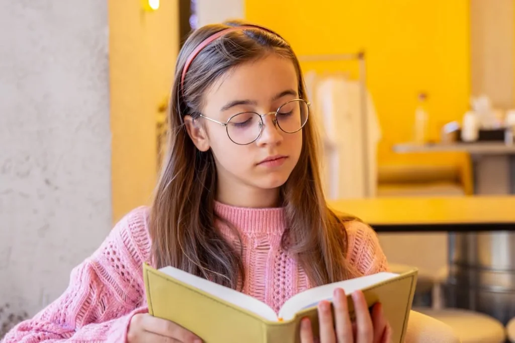 Діти з книгою можуть бути щасливими, якщо знайти правильний підхід до читання.