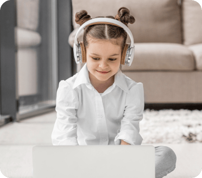 Дитина вивчає навчальний матеріал дистанційно онлайн для поглиблення знань
