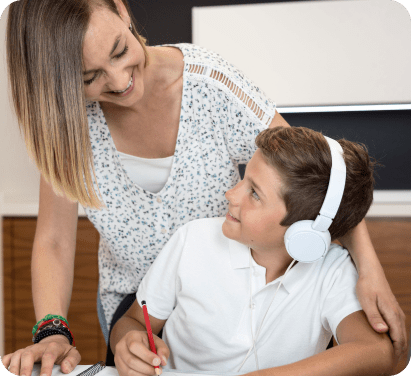 Батьки перевіряють успішність дистанційного навчання дитини через онлайн-платформу Атмосферної школи