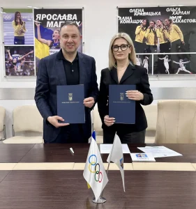 Президент НОК Украины Вадим Гутцайт и директор Атмосферной школы Татьяна Серебрянская