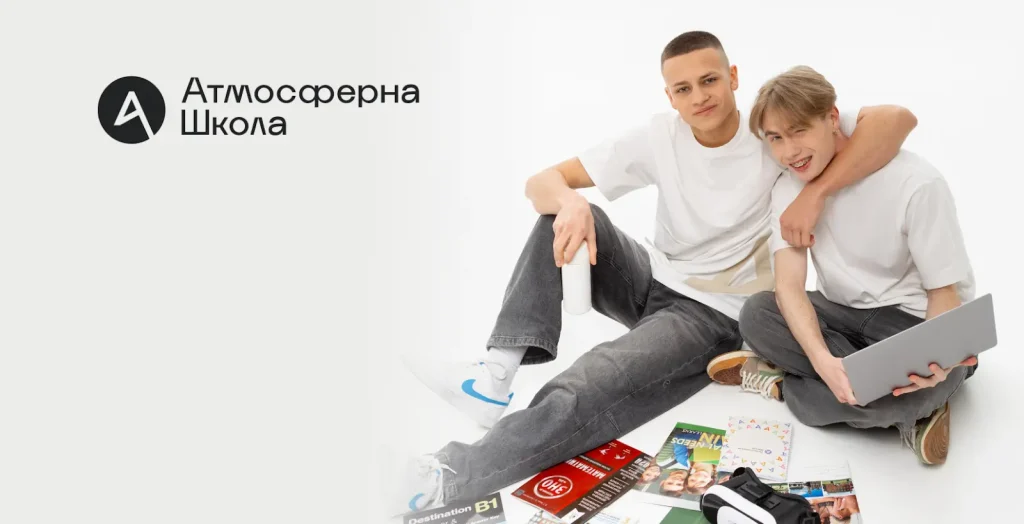 Студенти дистанційного навчання з підручниками, VR-окулярами та ноутбуком